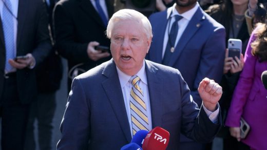 Сенатор США Ліндсі Грем закликав Китай посприяти Україні у війні з Росією, інакше Вашингтон може ввести митні обмеження на китайські товари.