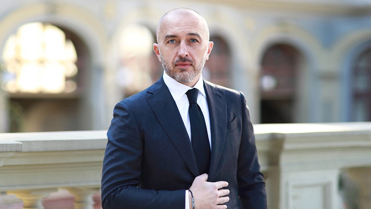 НБУ пояснив, чому бюджетний курс гривні до долара закладається на рівні 40,7, і як це співвідноситься з реальним валютним ринком. НБУ пояснив, чому бюджетний курс гривні до долара закладається на рівні 40,7, і як це співвідноситься з реальним валютним ринком.
