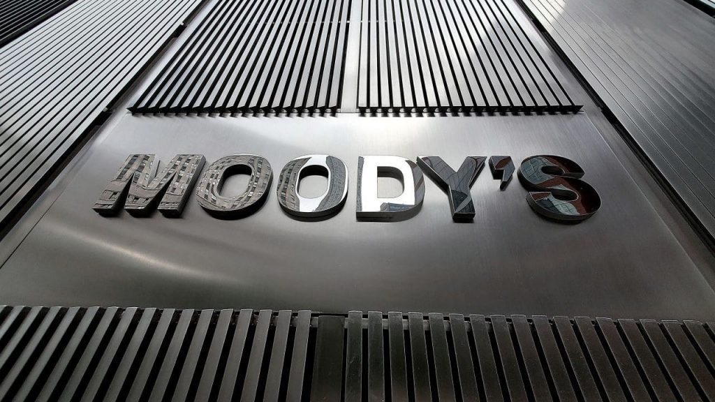 Moody's підтвердило рейтинг України на рівні Ca зі стабільним прогнозом через тривалі наслідки війни, високий борг і слабке економічне зростання.