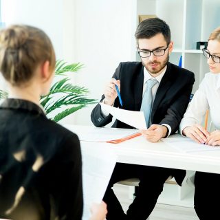 Дізнайтесь, як знайти роботу без досвіду: практичні поради, приклади, де шукати вакансії та як скласти резюме, щоб вас помітили.