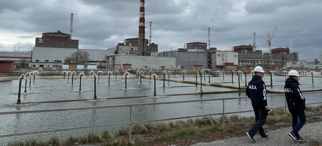 МАГАТЕ зафіксувало вибухи та активність дронів поблизу Запорізької АЕС, що викликає занепокоєння щодо безпеки об’єкта у зоні бойових дій.