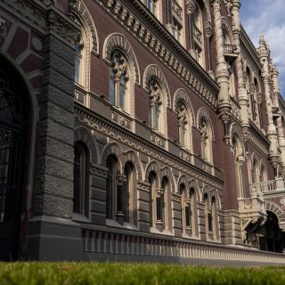 На міжбанківському валютному ринку України зафіксовано ослаблення гривні, що відбувається на тлі зростання попиту на іноземну валюту.