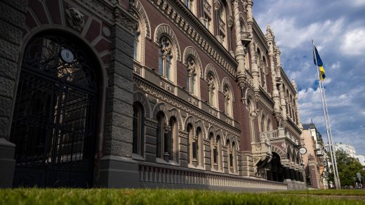 На міжбанківському валютному ринку України зафіксовано ослаблення гривні, що відбувається на тлі зростання попиту на іноземну валюту.