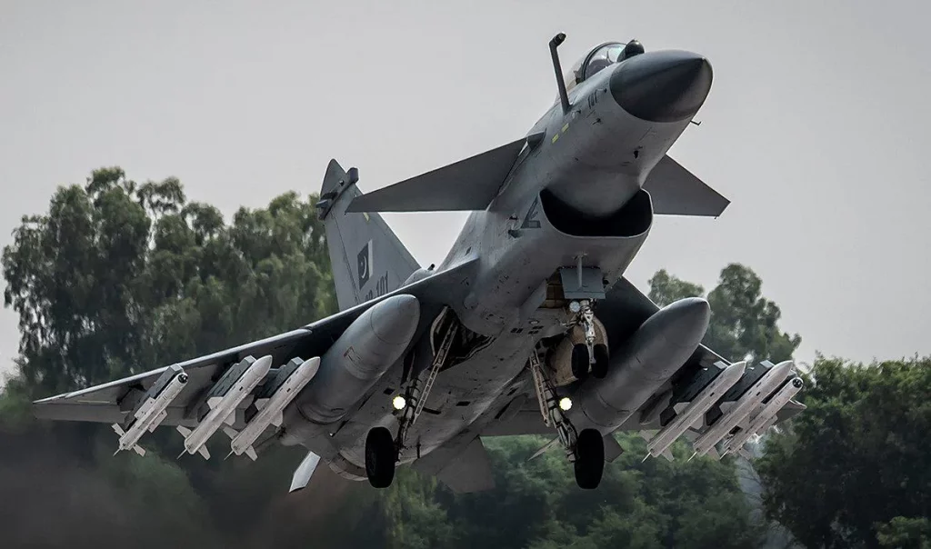 Іран активізував переговори з Китаєм щодо купівлі винищувачів J-10C після втрат у війні з Ізраїлем, шукаючи альтернативу замороженим постачанням Су-35.