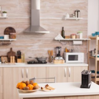 Дізнайтесь, як організувати зберігання на маленькій кухні без ремонту: практичні поради, лайфхаки, таблиці, порівняння та системи зберігання.