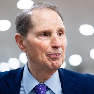 Сенатор Рон Вайден звернувся до міністра фінансів США Скотта Бессента з вимогою гарантувати дотримання санкцій проти Росії та пояснити позицію щодо SWIFT.