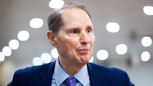 Сенатор Рон Вайден звернувся до міністра фінансів США Скотта Бессента з вимогою гарантувати дотримання санкцій проти Росії та пояснити позицію щодо SWIFT.