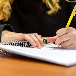 Детальний гід з правопису крапки з комою: правила, приклади, винятки та поради для грамотного письма.