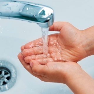 Дізнайтесь, як економити воду та електрику щодня без втрати комфорту. Практичні поради, порівняльна таблиця та щоденні лайфхаки.