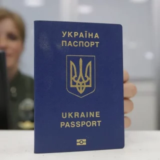 Якщо загубили паспорт під час подорожі, не панікуйте. Ознайомтесь з покроковим алгоритмом відновлення документа та порадами для швидкої допомоги.