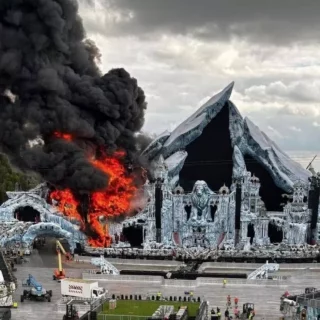 У Бельгії згоріла головна сцена Tomorrowland за два дні до старту фестивалю. Причина пожежі поки невідома. Організатори ще не дали офіційного коментаря.