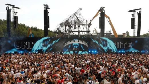 У Бомі стартував фестиваль Tomorrowland-2025 на фоні обгорілої сцени, яку знищив вогонь напередодні відкриття. Роботи з прибирання тривали до останньої хвилини.