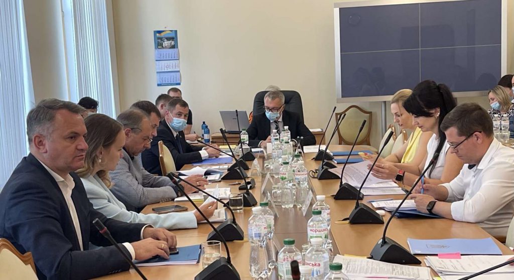 Комітет Ради підтримав законопроєкт, який дозволяє тимчасову бронь від мобілізації для працівників критичних підприємств, навіть якщо вони в розшуку ТЦК.