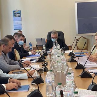 Комітет Ради підтримав законопроєкт, який дозволяє тимчасову бронь від мобілізації для працівників критичних підприємств, навіть якщо вони в розшуку ТЦК.