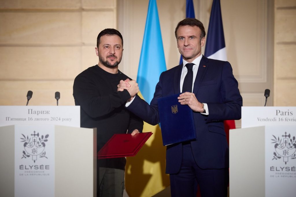 Еммануель Макрон поділився з Володимиром Зеленським деталями розмови з Володимиром Путіним, повідомляє FBC.net.ua з посиланням на поінформоване джерело.