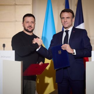 Еммануель Макрон поділився з Володимиром Зеленським деталями розмови з Володимиром Путіним, повідомляє FBC.net.ua з посиланням на поінформоване джерело.