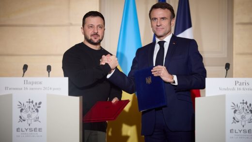 Еммануель Макрон поділився з Володимиром Зеленським деталями розмови з Володимиром Путіним, повідомляє FBC.net.ua з посиланням на поінформоване джерело.