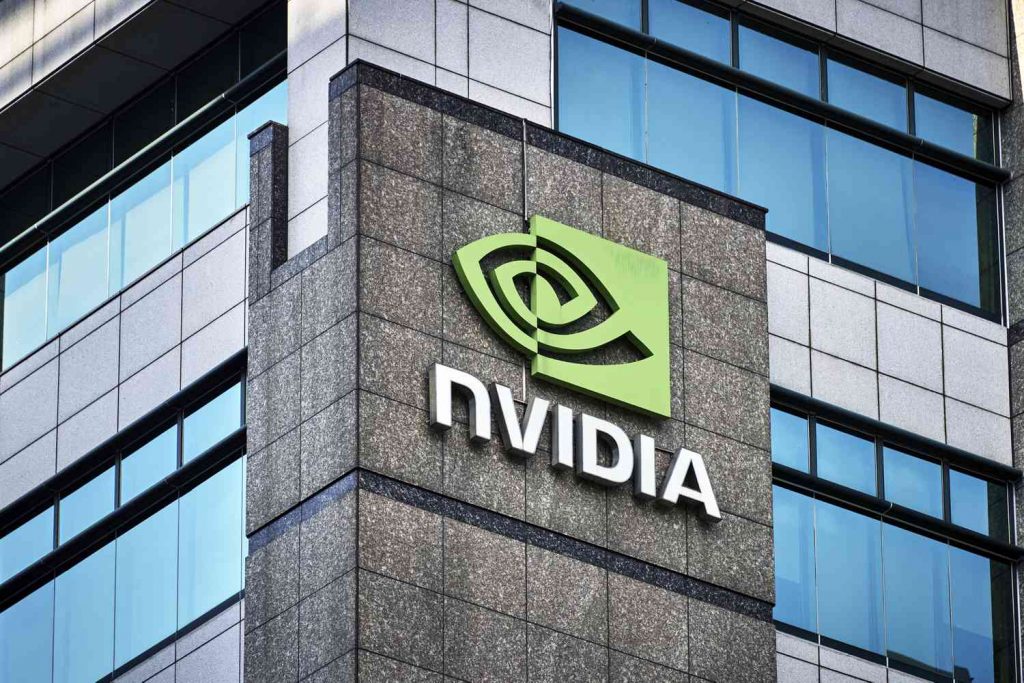 Nvidia повідомила китайських клієнтів про обмежену кількість чипів H20, дозволених до експорту США, та оголосила про розробку нового RTX Pro GPU.