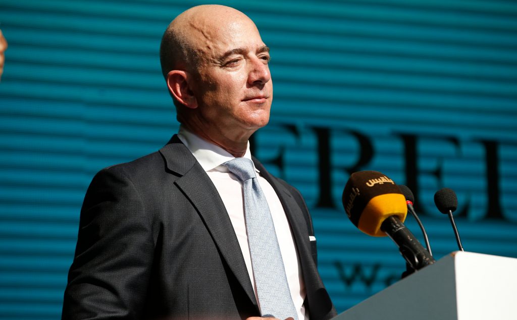 Джефф Безос завершив продаж акцій Amazon на суму $5,7 мільярда, що стало його найбільшим продажем після весілля в червні 2025 року.