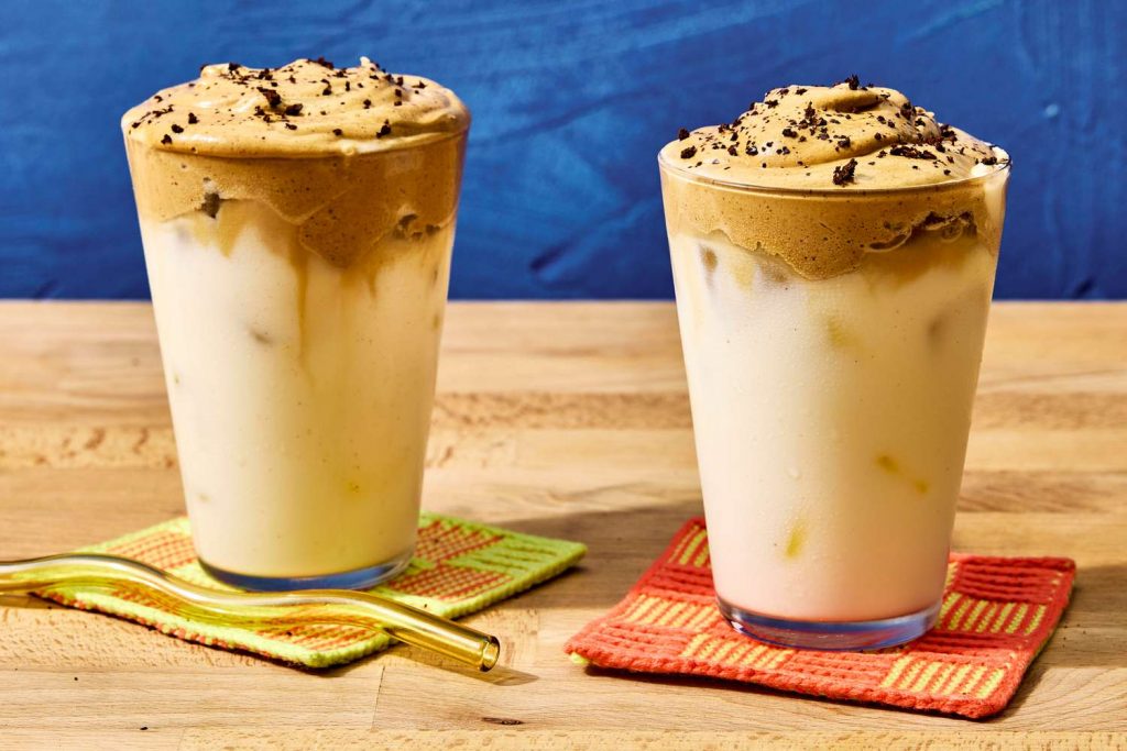 Дізнайтеся, що таке protein coffee, чому він став вірусним у TikTok та як його приготувати вдома. Користь, рецепти й відгуки трендсеттерів.