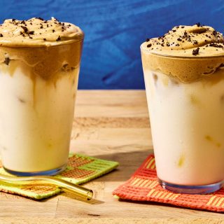 Дізнайтеся, що таке protein coffee, чому він став вірусним у TikTok та як його приготувати вдома. Користь, рецепти й відгуки трендсеттерів.