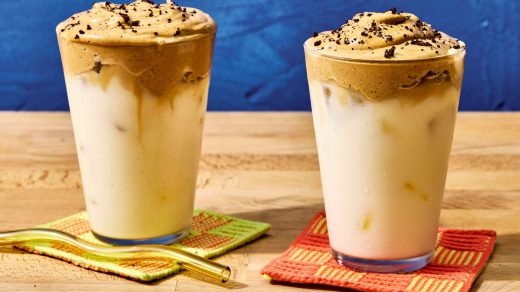 Дізнайтеся, що таке protein coffee, чому він став вірусним у TikTok та як його приготувати вдома. Користь, рецепти й відгуки трендсеттерів.
