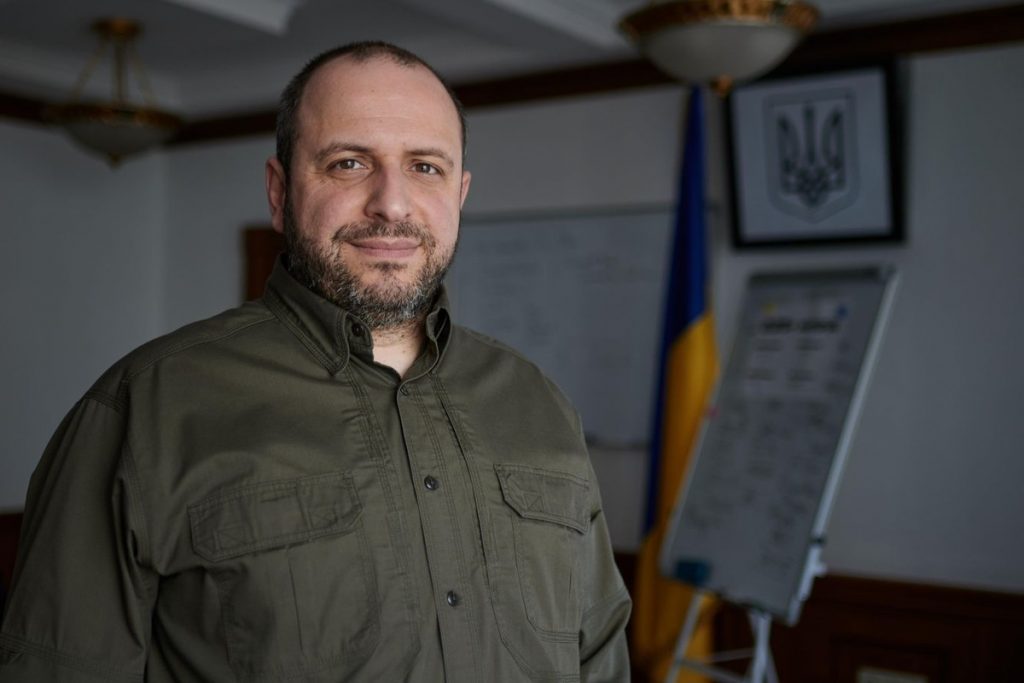 Президент Зеленський розглядає можливість призначення міністра оборони Рустема Умерова послом України у США, що може спричинити кадрові зміни в уряді.
