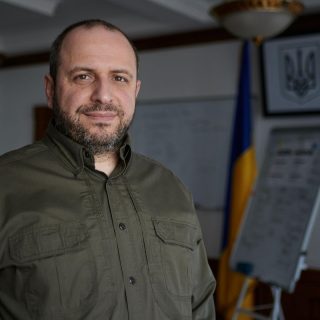 Президент Зеленський розглядає можливість призначення міністра оборони Рустема Умерова послом України у США, що може спричинити кадрові зміни в уряді.