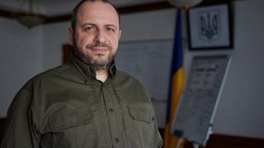 Президент Зеленський розглядає можливість призначення міністра оборони Рустема Умерова послом України у США, що може спричинити кадрові зміни в уряді.