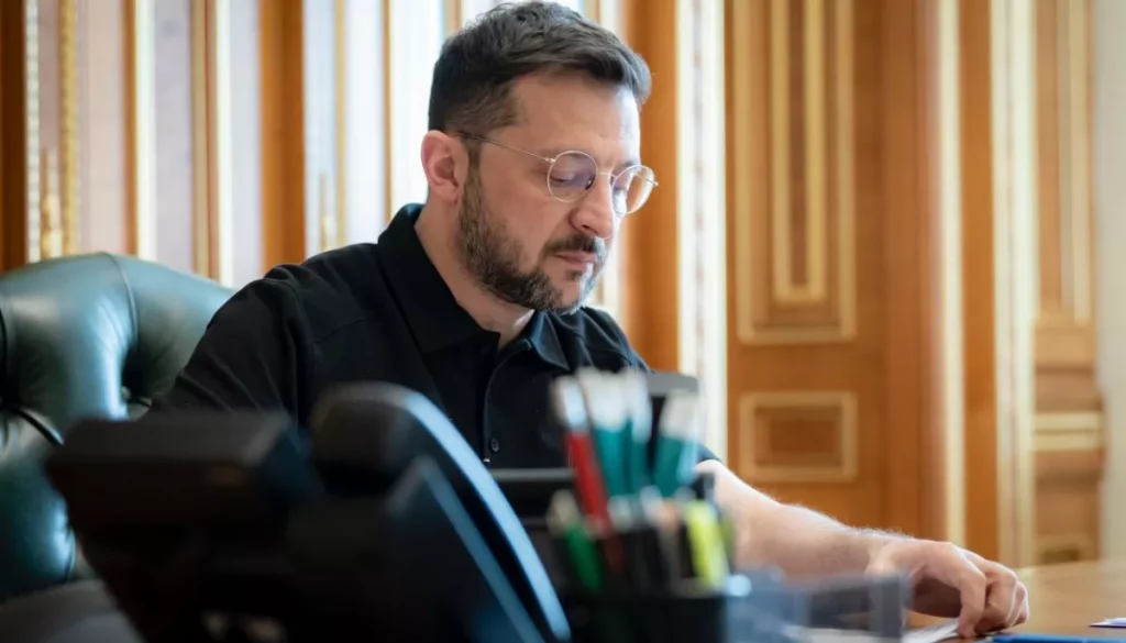 Президент Зеленський затвердив склад української делегації для мирних переговорів із Росією. Головою призначено Рустема Умєрова, секретаря РНБО.
