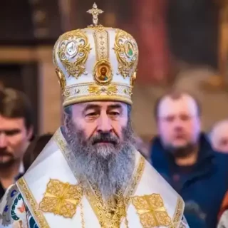 Президент Зеленський припинив громадянство митрополита УПЦ Онуфрія через російський паспорт, отриманий у 2002 році, що підтвердила СБУ