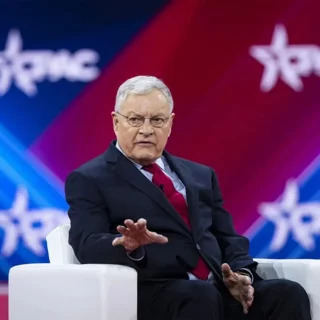 Спецпосланник США Кіт Келлог прибув до України з метою оцінки ситуації на місцях через посилення атак РФ та ризик нового наступу.
