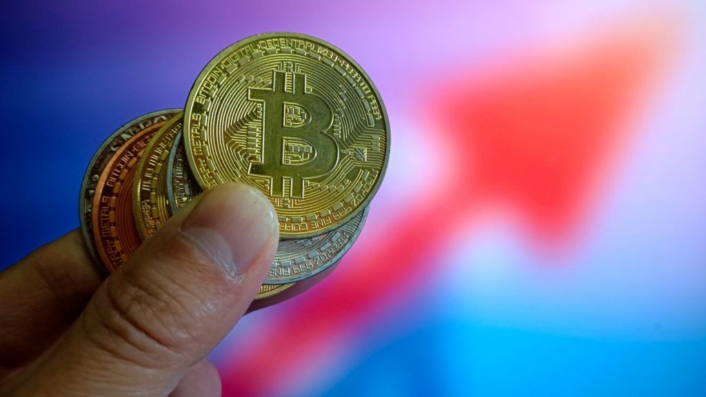 Біткоїн досяг рекордної позначки $112 022 на фоні інвесторського попиту та політики Трампа щодо криптовалют — деталі від FBC.net.ua