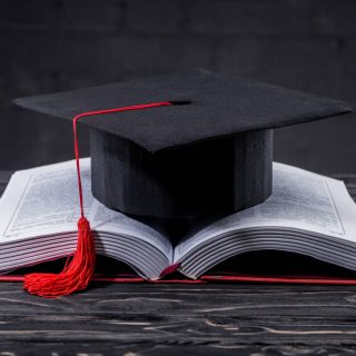 Дізнайтесь, як подати документи на магістратуру в Україні у 2025 році. Процес подачі, список документів, терміни та поширені помилки.