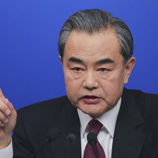Під час чотиригодинних перемовин із Каєю Каллас глава МЗС Китаю Ван І заявив, що поразка Росії у війні з Україною є неприйнятною для Пекіна.