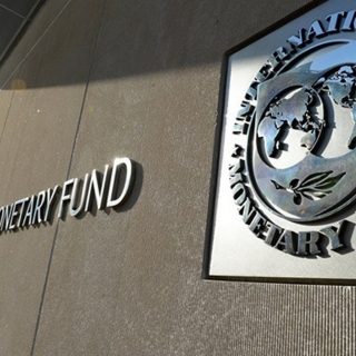 МВФ оновив негативний сценарій для України в рамках восьмого перегляду програми EFF, вказавши на високі ризики та змінені макроекономічні прогнози.