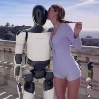 Ганна Малігон, модель OnlyFans, зняла відео з роботами Tesla Optimus за запрошенням Ілона Маска, продемонструвавши можливості новітніх технологій.