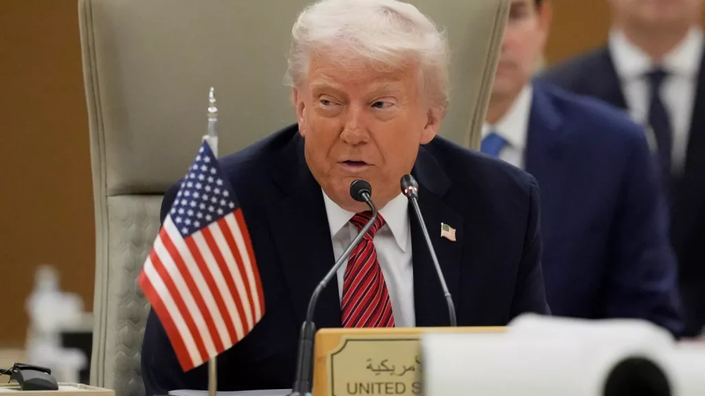 Трамп планує організувати зустріч між Путіним і Зеленським, залишаючи себе поза переговорним процесом, повідомляє FBC.net.ua з посиланням на The Guardian.