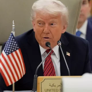 Трамп планує організувати зустріч між Путіним і Зеленським, залишаючи себе поза переговорним процесом, повідомляє FBC.net.ua з посиланням на The Guardian.