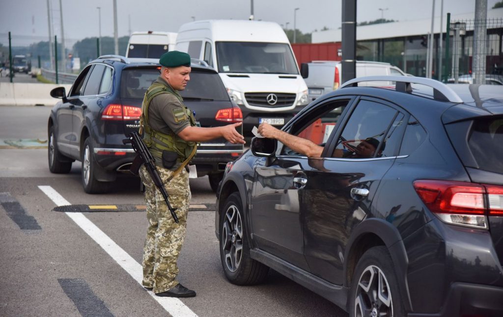 Кабмін дозволив чоловікам віком 18–22 роки виїжджати за кордон під час воєнного стану. Рішення підтвердила прем’єр-міністерка Юлія Свириденко.