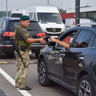 Кабмін дозволив чоловікам віком 18–22 роки виїжджати за кордон під час воєнного стану. Рішення підтвердила прем’єр-міністерка Юлія Свириденко.