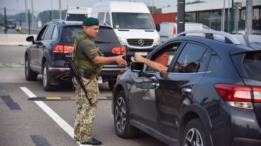 Кабмін дозволив чоловікам віком 18–22 роки виїжджати за кордон під час воєнного стану. Рішення підтвердила прем’єр-міністерка Юлія Свириденко.