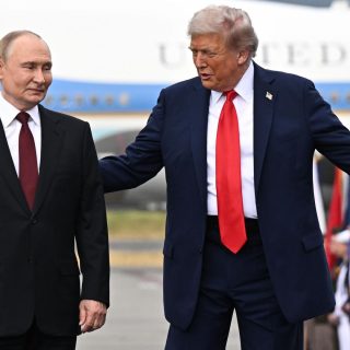 Зустріч Трампа і Путіна на військовій базі в Анкориджі: обговорення ситуації в Україні та подальші кроки.