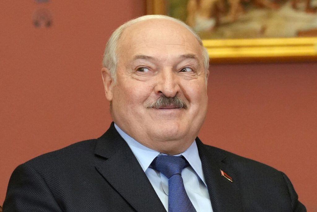 Лукашенко заявив, що Путіну пропонували ударити по Банковій в Києві, але той відмовився від цього кроку, повідомляє FBC.net.ua.