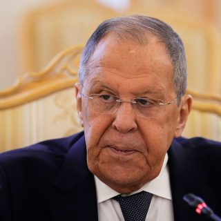 Зустріч між Зеленським і Путіним не планується, заявив Лавров, пояснивши причини відсутності прогресу в переговорах.