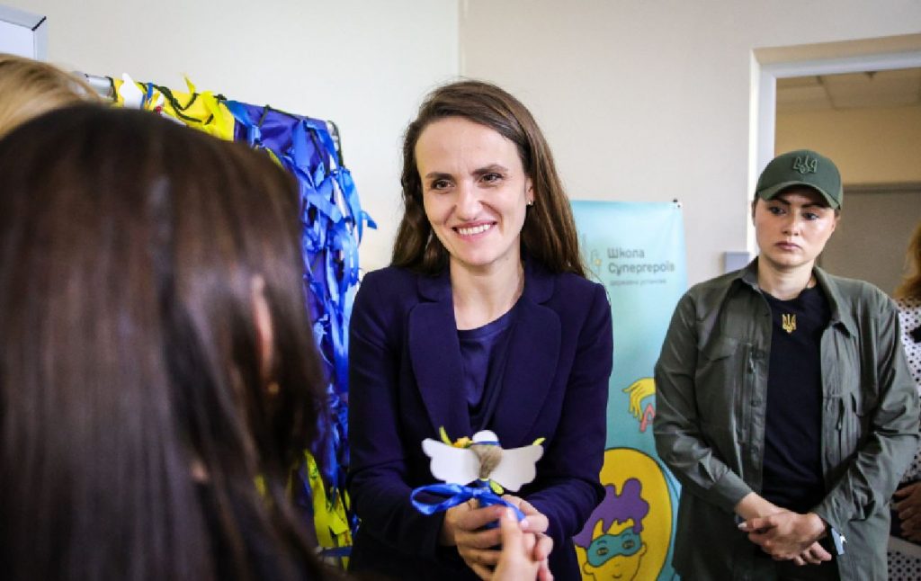 Оана-Сільвія Цою відвідала дитячу лікарню "Охматдит" у Києві та Школу супергероїв, підкресливши непохитну підтримку Румунії для України.
