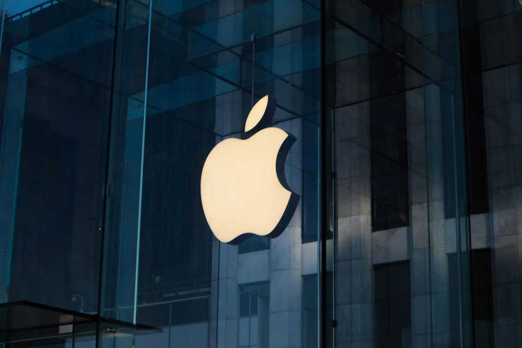 Тім Кук заявив, що Apple готова інвестувати більше, щоб наздогнати конкурентів в AI, будуючи нові центри або купуючи більші компанії в цій сфері.