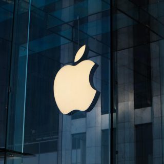 Тім Кук заявив, що Apple готова інвестувати більше, щоб наздогнати конкурентів в AI, будуючи нові центри або купуючи більші компанії в цій сфері.