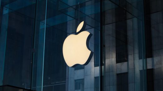 Тім Кук заявив, що Apple готова інвестувати більше, щоб наздогнати конкурентів в AI, будуючи нові центри або купуючи більші компанії в цій сфері.