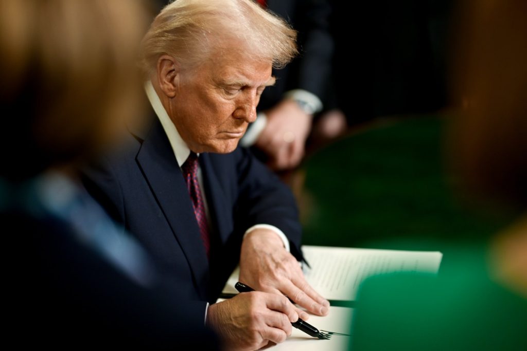 Трамп не погодився з позицією Зеленського щодо необхідності змін у Конституції для обміну територіями в рамках мирної угоди.